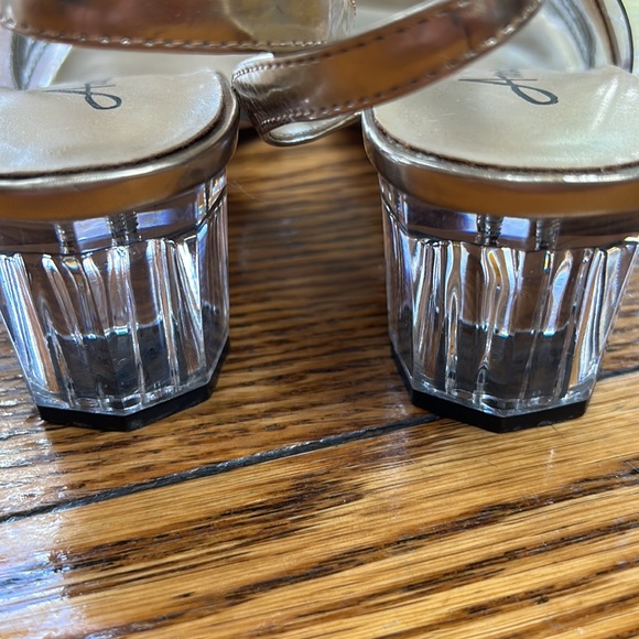 Annie clear sandals w/gold leaf pattern, clear heels.  Great condition. Size 7.5 - Picture 3 of 12